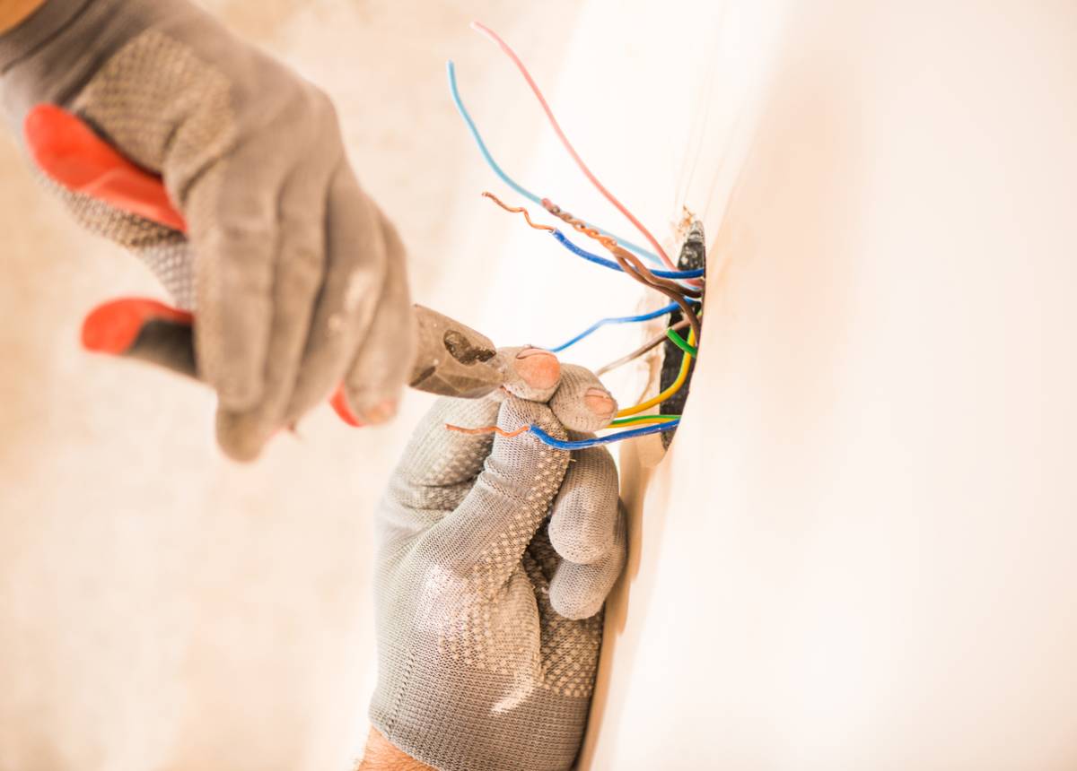 featured image for 10 common DIY electrical mistakes